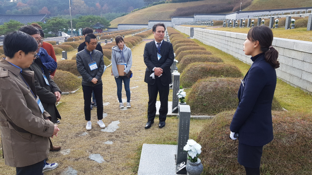 대구경북기자협회가 지난 9일 광주전남기자협회 초청 광주 팸투어 행사에서 국립5·18민주묘지를 방문해 추모식을 하고 5·18민주화 운동에 앞장섰던 열사들의 생애에 대한 설명을 듣고 있다. 대구경북기자협회 제공