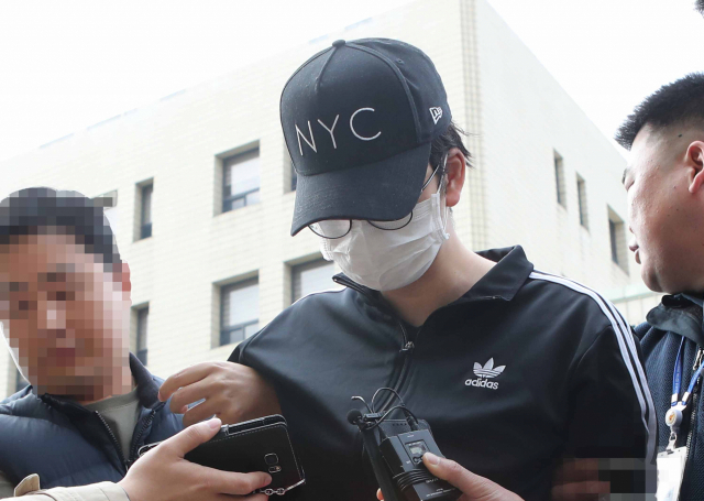 만취 상태로 BMW 차량을 운전하다가 22살 윤창호씨를 치어 숨지게 한 혐의를 받는 박모(26)씨가 11일 오후 부산지법 동부지원에서 구속 전 피의자 심문(영장실질심사)을 받고자 들어가고 있다. 연합뉴스