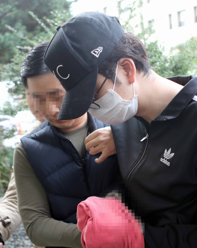 만취 상태로 BMW 차량을 운전하다가 22살 윤창호씨를 치어 숨지게 한 혐의를 받는 박모(26)씨가 11일 오후 부산지법 동부지원에서 구속 전 피의자 심문(영장실질심사)을 받고자 들어가고 있다. 연합뉴스