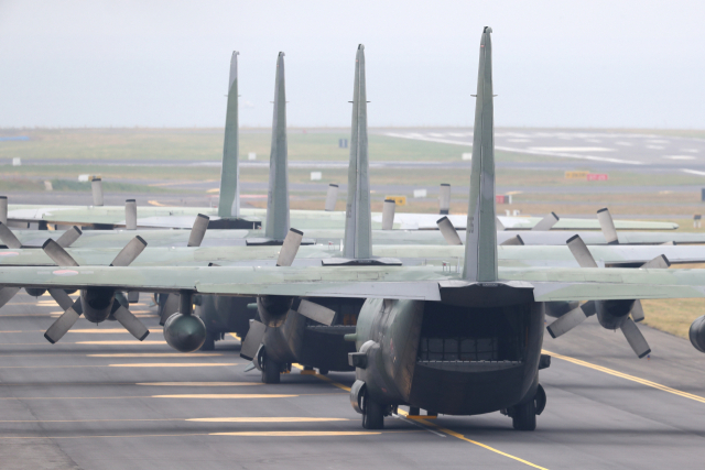 공군 C-130 수송기들이 11일 오후 제주국제공항에서 제주산 감귤을 싣고 이륙 준비를 하고 있다. 정부는 지난 9월 평양정상회담 당시 북측이 송이버섯 2t을 선물한 것에 대한 답례로 제주산 감귤 200t을 11일과 12일 이틀에 걸쳐 공군 수송기를 통해 북으로 보낸다. 연합뉴스