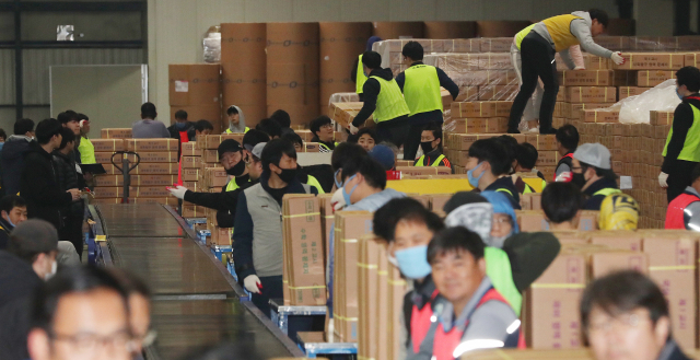 12일 오전 세종시 한 인쇄공장 관계자들이 대학수학능력시험용 문제지와 답안지를 전국 시험 지구별로 배부하고 있다. 연합뉴스
