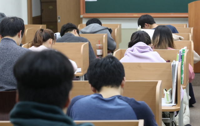 2019학년도 대학수학능력시험(수능)을 나흘 앞둔 11일 오후 서울 동작구 노량진 종로학원에서 수험생이 공부를 하고 있다. 연합뉴스