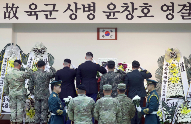 11일 부산 해운대구에 있는 부산 국군병원에서 열린 윤창호씨 영결식에서 주한 미8군 한국군지원단 장병들이 헌화를 하고 나서 경례하고 있다. 22살 청년인 윤씨는 군 복무 중인 지난 9월 만취 운전자가 몰던 차량에 치여 뇌사 상태에 빠졌다. 