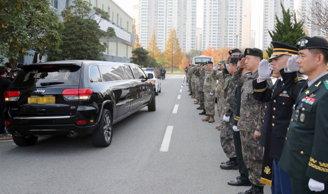 11일 부산 해운대구에 있는 부산 국군병원에서 열린 윤창호씨 영결식에서 주한 미8군 한국군지원단 장병들이 떠나는 운구차량을 향해 경례하고 있다. 22살 청년인 윤씨는 군 복무 중인 지난 9월 만취 운전자가 몰던 차량에 치여 뇌사 상태에 빠졌다. 