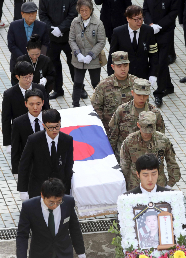 고인의 군 동료와 친구들이 운구하고 있다. 22살 청년인 윤씨는 군 복무 중인 지난 9월 만취 운전자가 몰던 차량에 치여 뇌사 상태에 빠졌다. 