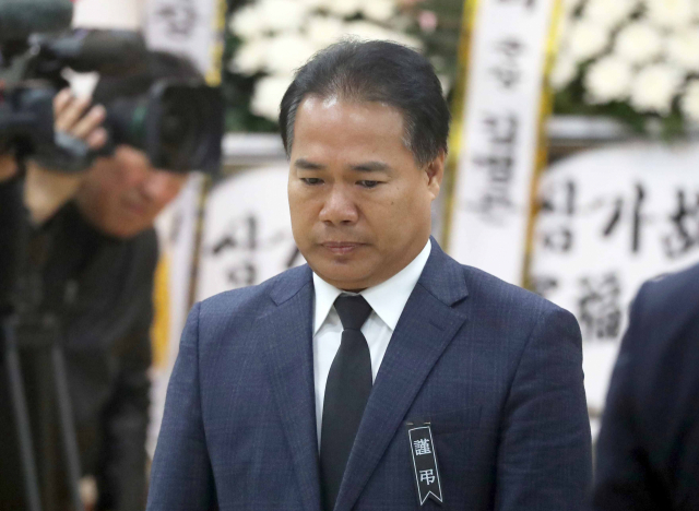 11일 부산 해운대구에 있는 부산 국군병원에서 열린 윤창호씨 영결식에 참석한 민주평화당 이용주 의원이 헌화를 하고나서 자리로 돌아가고 있다. 연합뉴스
