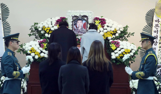 11일 부산 해운대구에 있는 부산 국군병원에서 열린 윤창호씨 영결식에서 고인의 친구들이 헌화하고 있다. 22살 청년인 윤씨는 군 복무 중인 지난 9월 만취 운전자가 몰던 차량에 치여 뇌사 상태에 빠졌다. 