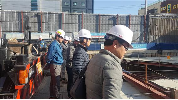 대구시가 동절기를 맞아 지역 207곳의 건설현장에 대한 안전점검에 나섰다. 시 관계자들이 민간전문가들과 함께 건설현장을 둘러보고 있다. 대구시 제공