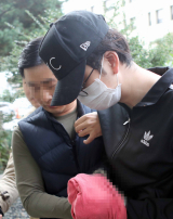 만취 상태로 BMW 차량을 운전하다가 22살 윤창호씨를 치어 숨지게 한 혐의를 받는 박모(26)씨가 11일 오후 부산지법 동부지원에서 구속 전 피의자 심문(영장실질심사)을 받고자 들어가고 있다. 연합뉴스