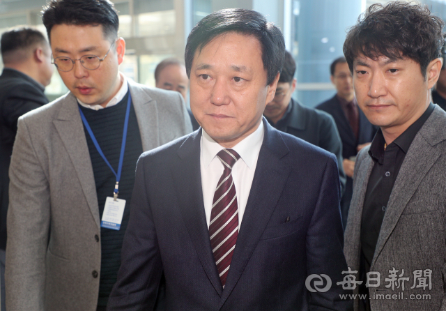 공직선거법 위반 혐의를 받고 있는 황천모(가운데) 상주시장이 12일 조사를 받기 위해 경북지방경찰청으로 출석하고 있다. 매일신문 DB