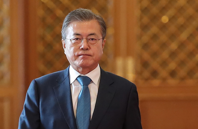 문재인 대통령이 9일 오후 청와대에서 열린 재외공관장 신임장 제정 행사에 입장하고 있다. 연합뉴스