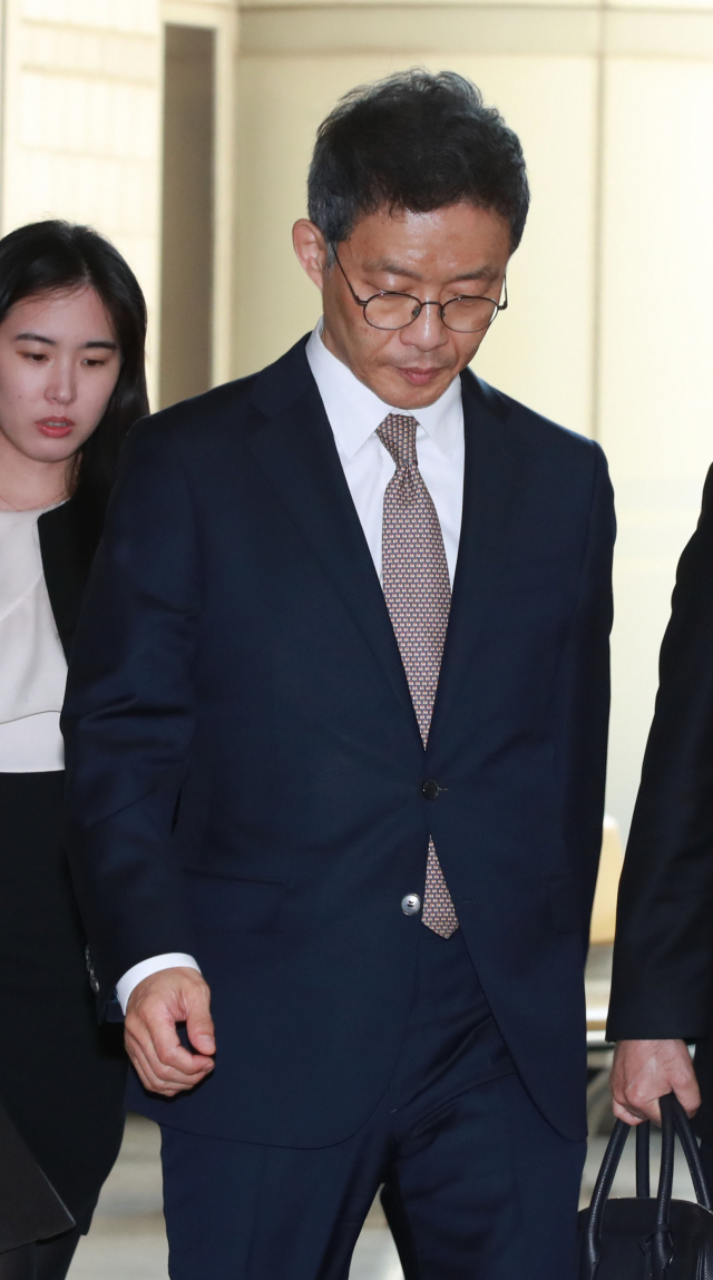 안태근 전 검사장이 12일 오후 서초구 서울중앙지방법원에서 열린 직권남용 권리행사방해 혐의 사건 속행공판에 출석하고 있다. 연합뉴스
