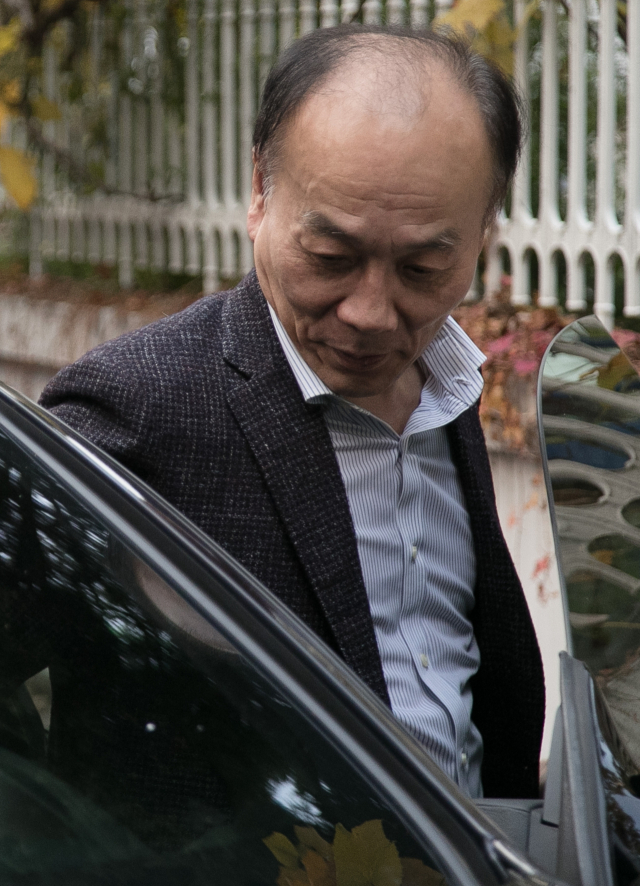 자유한국당 조강특위 위원에서 해촉된 전원책 변호사가 9일 오후 서울 마포구 동교동 자택을 나서고 있다. 연합뉴스