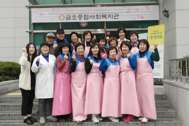사랑투유봉사회는 8일 구미 금오종합사회복지관에서 어르신 400인분 요리지원 봉사를 했다.