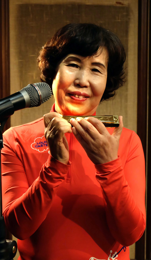 하모니카 봉사로 생활의 활기를 불어넣고 있는 윤옥숙 씨. 박노익 기자 noik@msnet.co.kr
