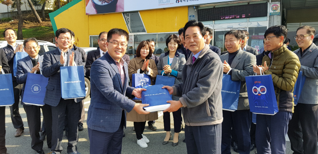 15일 올해 대입 수능시험을 앞두고 대구 달성군에서 가정에 수험생을 둔 공무원들이 서로 격려하는 이벤트를 갖고 있다. 김문오 군수가 합격기원 선물을 전달하고 있다. 달성군 제공