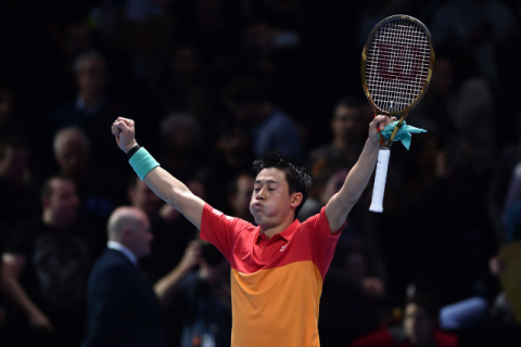 니시코리 게이가 11일(현지시각) 영국 런던에서 열린 남자프로테니스(ATP) 파이널스대회 조별리그 1차전에서 로저 페더러를 이긴 뒤 환호하고 있다. AFP연합뉴스