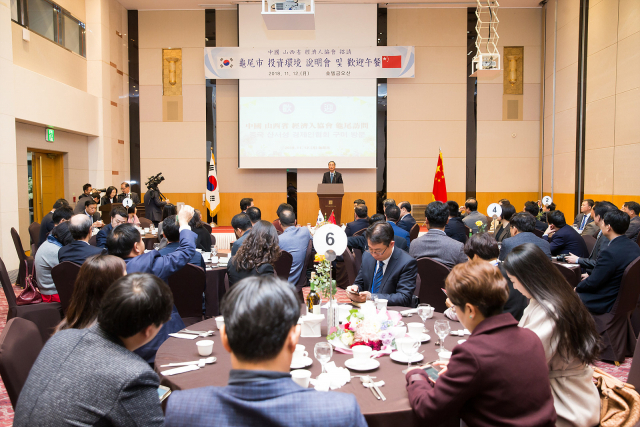 중국 산서성 경제인협회 대표단과 구미의 기업체 대표 등이 구미 호텔금오산에서 투자 환경 설명회 및 경제교류의 장 행사를 갖고 있다. 구미시 제공