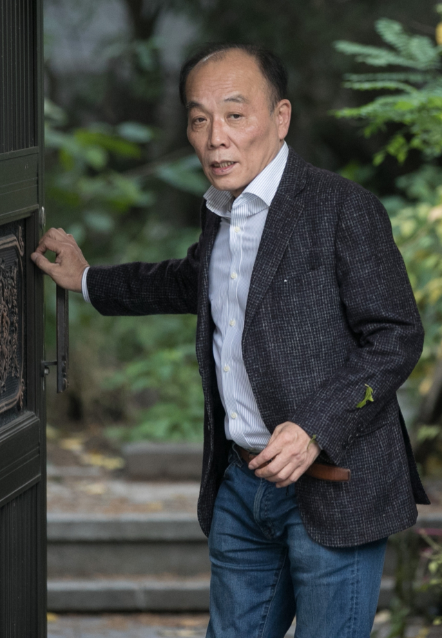 자유한국당 조강특위 위원에서 해촉된 전원책 변호사가 9일 오후 서울 마포구 동교동 자택을 나서고 있다. 연합뉴스