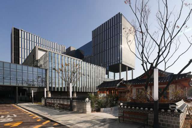 12일 오후 서울 강서구 마곡동 이대서울병원에서 이화여자대학교 의과대학·이대서울병원 준공식 열렸다. 학교법인 이화학당은 마곡지구에 2015년부터 지상 10층·지하 6층, 병상 1천14개 규모의 이대서울병원을 건립해왔다. 사진은 이날 이대서울병원 모습. 연합뉴스