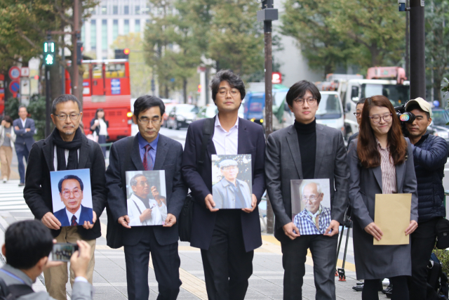 한국과 일본의 시민단체 활동가와 강제징용 소송 피해자측 변호인이 12일 도쿄 신일철주금 본사를 방문해 한국 대법원의 손해배상 판결 이행을 촉구하는 요청서를 전달하고 있다. 왼쪽부터 야노 히데키 강제연행·기업 책임추궁 재판 전국 네트워크 사무국장, 태평양전쟁피해자보상추진협의회 김민철 집행위원장, 김진영 민족문제연구소 연구원, 임재성 변호사, 김세은 변호사. 연합뉴스