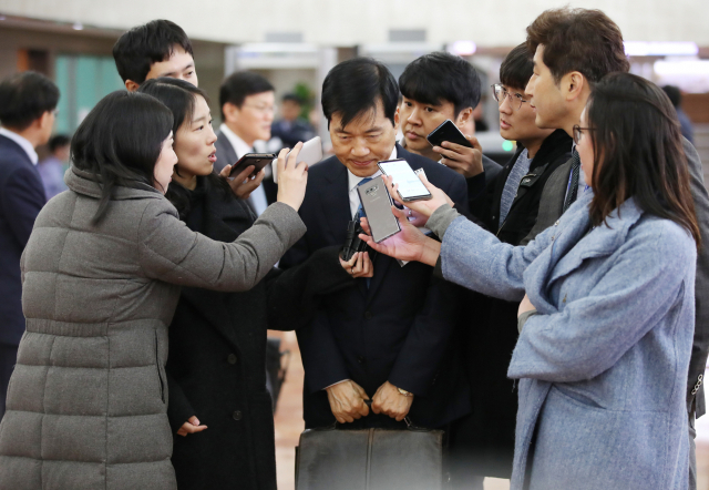 김태한 삼성바이오로직스 대표이사가 10월 31일 오후 서울 종로구 정부서울청사에서 열린 분식회계 혐의 재감리 안건 논의 증선위원회 회의에 참석하기에 앞서 인사하고 있다. 연합뉴스