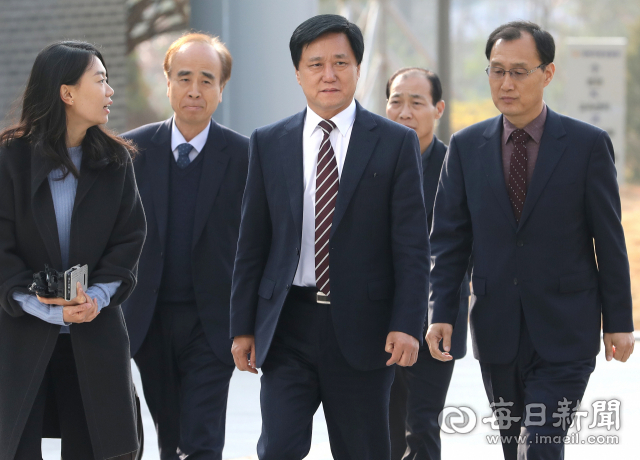 공직선거법 위반 혐의를 받고 있는 황천모(가운데) 상주시장이 12일 조사를 받기 위해 경북지방경찰청으로 출석하고 있다. 성일권 기자 sungig@msnet.co.kr