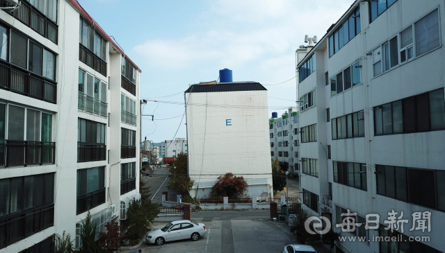 12일 포항시 북구 흥해읍 대성아파트 E동의 모습. 1년 전과 다름없이 건물이 기울진 채 방치돼 있다. 우태욱 기자 woo@msnet.co.kr