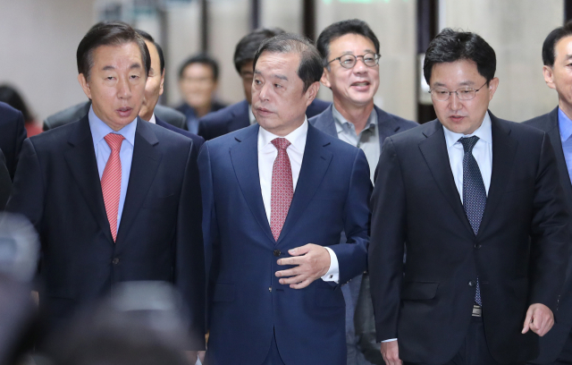 자유한국당 김성태 원내대표(앞줄 왼쪽부터), 김병준 비상대책위원장, 김용태 사무총장이 12일 오전 국회에서 열린 비상대책위원회의에 입장하고 있다. 연합뉴스