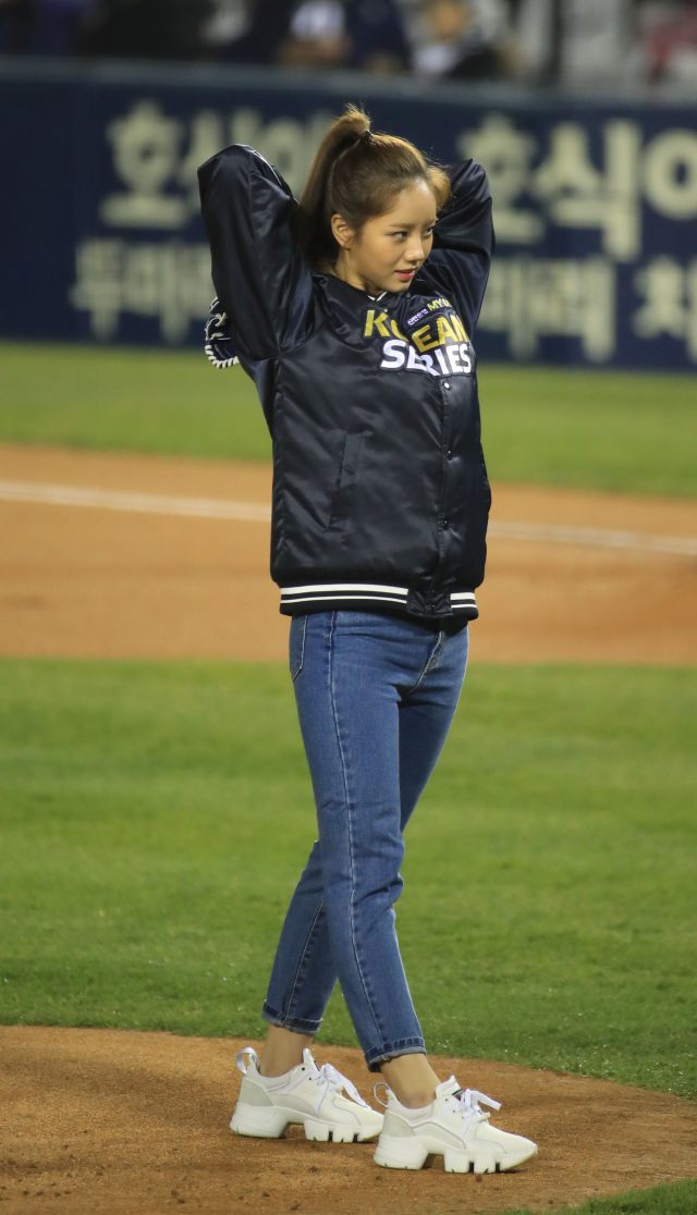 걸스데이 혜리가 12일 오후 서울 잠실야구장에서 열린 2018 프로야구 한국시리즈 두산 베어스와 SK 와이번스의 6차전 경기에서 시구를 하고 있다. 연합뉴스