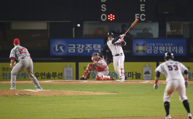 12일 오후 서울 잠실야구장에서 열린 2018 프로야구 한국시리즈 두산 베어스와 SK 와이번스의 6차전 경기. 6회말 1사 2, 3루 때 양의지가 동점 적시타를 치고 있다. 연합뉴스