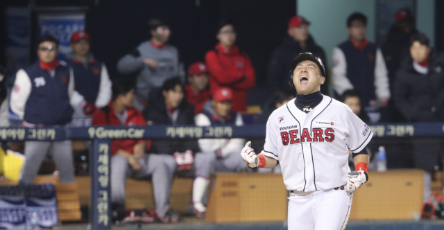 12일 잠실야구장에서 열린 한국시리즈 SK-두산 6차전 6말 1사 2,3루. 양의지 안타 때 득점한 최주환이 환호하고 있다. 연합뉴스