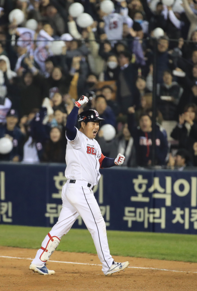 12일 오후 서울 잠실야구장에서 열린 2018 프로야구 한국시리즈 두산 베어스와의 6차전 경기.6회말 1사 2,3루에서 두산 양의지가 2타점 적시타를 치고 환호하고 있다. 연합뉴스