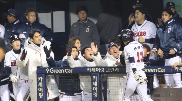12일 오후 서울 잠실야구장에서 열린 2018 프로야구 한국시리즈 두산 베어스와의 6차전 경기. 6회말 1사 1,2루에서 두산 최주환의 적시타로 홈인한 2루 주자 허경민이 동료들과 기쁨을 나누고 있다. 연합뉴스