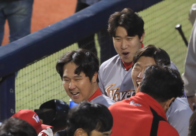 12일 오후 서울 잠실야구장에서 열린 2018 프로야구 한국시리즈 두산 베어스와의 6차전 경기. 9초 2사 SK 최정이 4-4 동점을 만드는 솔로홈런을 치고 홈인한 뒤 동료들과 기쁨을 나누고 있다. 연합뉴스