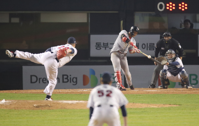 12일 오후 서울 잠실야구장에서 열린 2018 프로야구 한국시리즈 두산 베어스와 SK 와이번스의 6차전 경기. 13회초 SK 한동민이 역전 솔로포를 날리고 있다. 연합뉴스