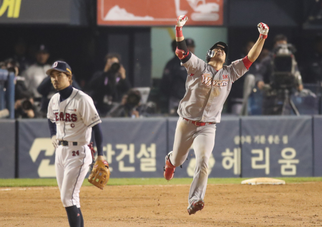 12일 오후 서울 잠실야구장에서 열린 2018 프로야구 한국시리즈 두산 베어스와 SK 와이번스의 6차전 경기. 13회초 SK 한동민이 역전 솔로포를 날리고 있다. 연합뉴스
