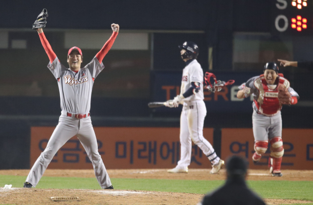 12일 오후 서울 잠실야구장에서 열린 2018 프로야구 한국시리즈 두산 베어스와 SK 와이번스의 6차전 경기. 마무리 투수로 등판해 승리를 확정지은 김광현이 환호하고 있다. 연합뉴스