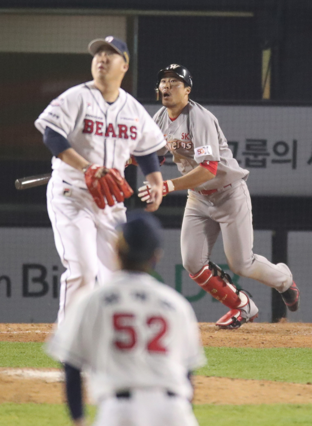 12일 오후 서울 잠실야구장에서 열린 2018 프로야구 한국시리즈 두산 베어스와 SK 와이번스의 6차전 경기. 13회초 SK 한동민이 역전 솔로포를 날리고 있다. 연합뉴스