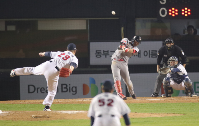12일 오후 서울 잠실야구장에서 열린 2018 프로야구 한국시리즈 두산 베어스와 SK 와이번스의 6차전 경기. 13회초 SK 한동민이 역전 솔로포를 날리고 있다. 연합뉴스