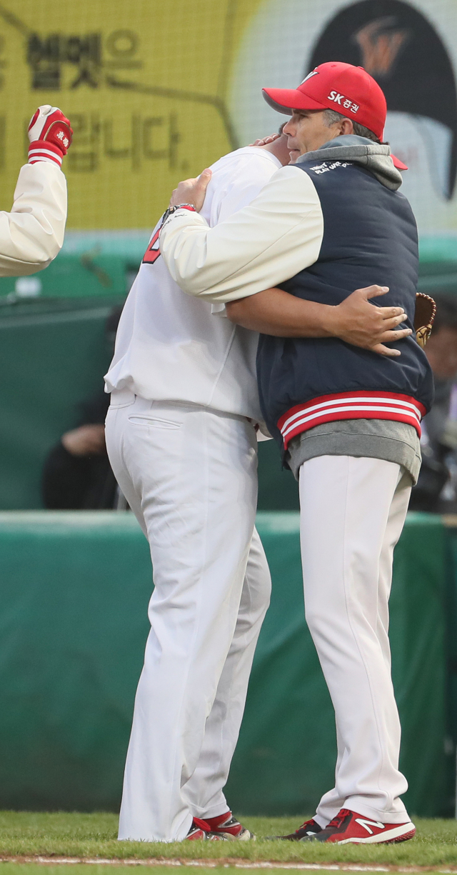 10일 오후 인천 SK행복드림구장에서 열린 2018 프로야구 한국시리즈 두산 베어스와 SK 와이번스의 5차전 경기. 1대4로 이긴 트레이 힐만 SK 감독이 마무리투수 정영일을 안아주고 있다. 연합뉴스