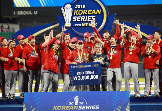2018한국시리즈에서 우승한 SK 와이번스 트레이 힐만 감독이 12일 오후 서울 잠실야구장에서 열린 2018 프로야구 한국시리즈 시상식에서정운찬 KBO총재로부터 감독상을 받고 있다. 연합뉴스