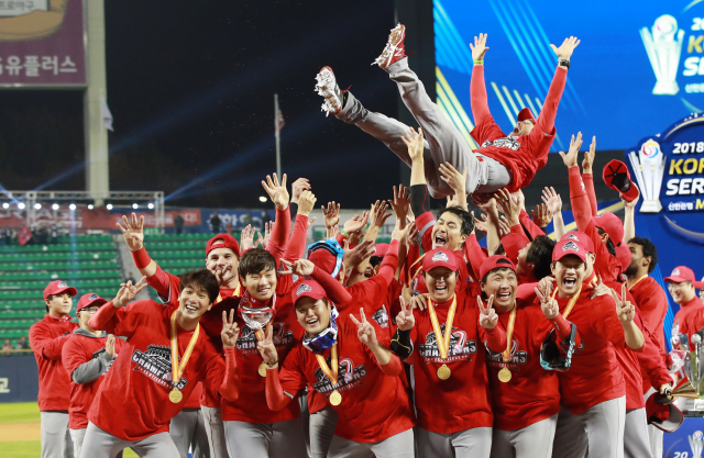 2018 한국시리즈에서 우승한 SK 와이번스 선수들이 13일 서울 잠실야구장에서 열린 2018 프로야구 한국시리즈 시상식에서 트레이 힐만 감독에게 헹가래를 선사하며 환호하고 있다. 연합뉴스