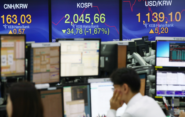 코스피가 하락 출발한 13일 오전 서울 중구 KEB하나은행 본점 딜링룸에서 딜러들이 분주한 모습이다. 연합뉴스