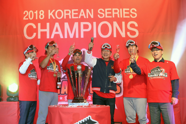 프로야구 한국시리즈에서 우승한 SK 선수단이 13일 오전 서울 리베라호텔에서 열린 축승회에서 건배를 하고 있다. 왼쪽부터 염경엽 단장, 한국시리즈 최우수선수 한동민, 트레이 힐만 감독, 최창원 구단주, 주장 이재원, 류준열 SK 와이번스 대표이사. 연합뉴스