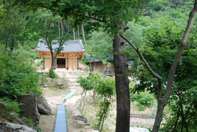 임병태 군위군 문화관광과장이 원효굴 앞 좌선대에 앉아 기도를 하고 있다. 군위군 제공