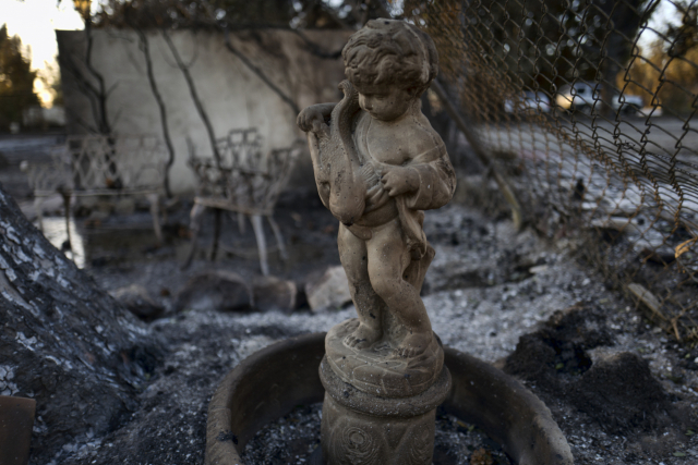 The remains of a burned fountain stands among a destroyed home in the Point Dome neighborhood in Malibu, Calif., on Monday, Nov. 12, 2018. (AP Photo/Richard Vogel). 美 캘리포니아 산불