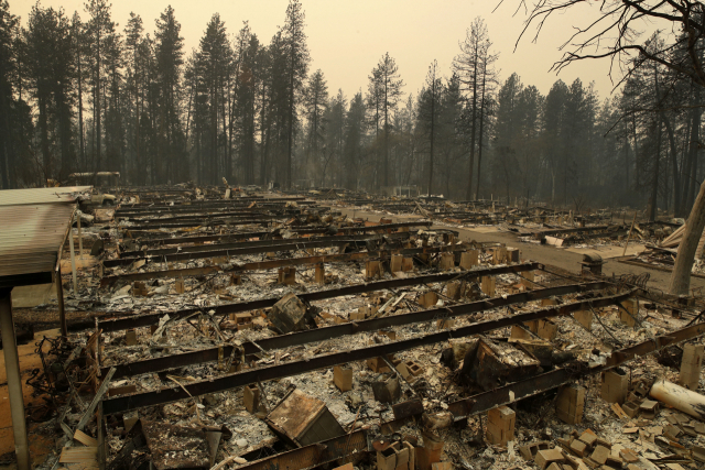 Charred remains of mobile homes line a street at a mobile home park burned in the Camp Fire, Monday, Nov. 12, 2018, in Paradise, Calif. (AP Photo/John Locher) 美 캘리포니아 산불