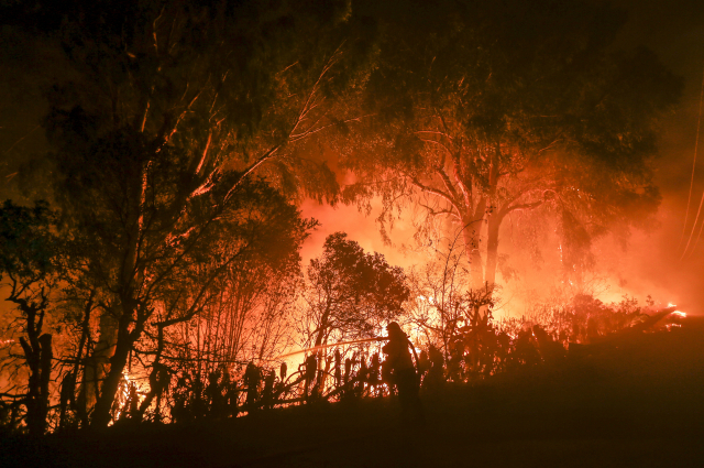 A firefighter battles the Woolsey Fire in Malibu, Calif., Friday, Nov. 9, 2018. A Southern California wildfire continues to burn homes as it runs toward the sea. (AP Photo/Ringo H.W. Chiu) 美 캘리포니아 산불