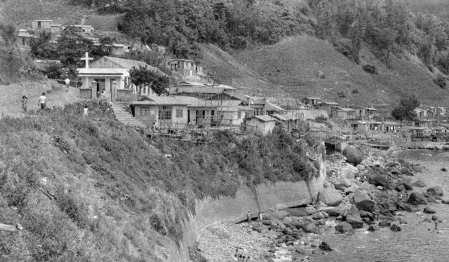 1970년대 울릉읍 저동침례교회 전경. 현재 울릉도엔 41곳의 교회가 있다. 대다수가 1970년 이전에 지어졌고, 이 가운데 10여 곳은 일제강점기에 지어졌다. 고단한 삶을 종교로 이겨내려 했던 울릉 주민의 삶의 한 단면이다. 울릉군 제공